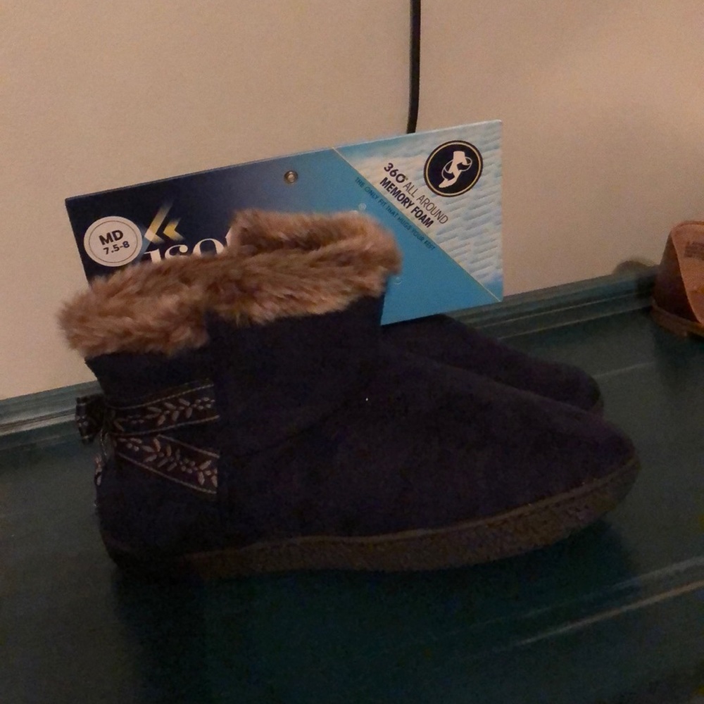 NWT Isotoner slippers. Women’s Size 7.5-8.